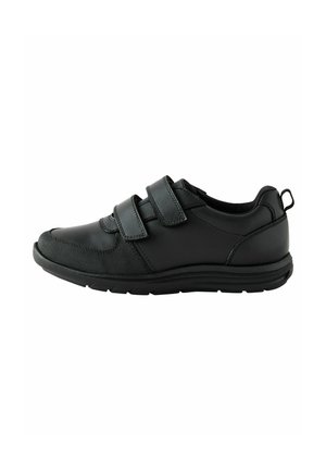 Chaussure noire avec un dessus en cuir lisse, deux sangles Velcro, bout arrondi et semelle en caoutchouc texturé pour l'adhérence et la flexibilité.