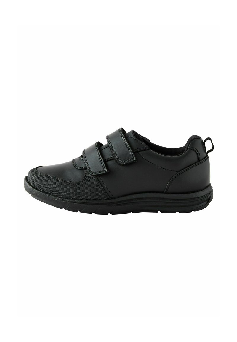Schwarzer Schuh mit einem glatten Lederoberteil, zwei Klettverschlüssen, runder Zehenpartie und rutschfester Gummisohle für Grip und Flexibilität.