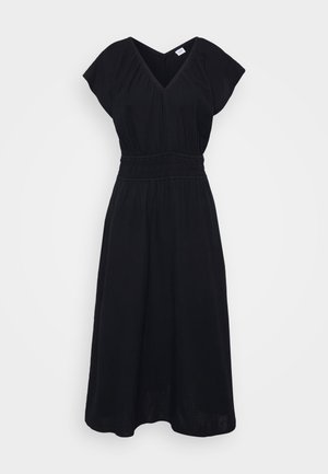 Robe noire à col V avec des manches courtes, taille froncée et jupe fluide. Fabriquée en tissu léger avec une finition texturée.