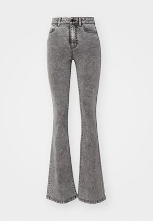 Jeans flare de cintura alta em denim cinza desbotado com detalhes esfarrapados, apresentando um fecho de botão e design de cinco bolsos.