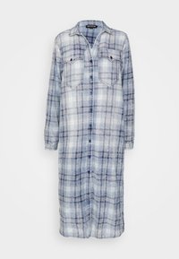 Sukienka koszulowa w kratkę w jasnoniebieskim i granatowym kolorze, wykonana z lekkiego materiału. Posiada długie rękawy, zapinanie na guziki z przodu oraz dwie kieszonki na piersi.