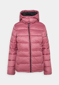 Chaqueta de plumas rosa con capucha, que presenta un zipper negro y un patrón de acolchado horizontal. Textura suave y puños elásticos para mayor calidez.