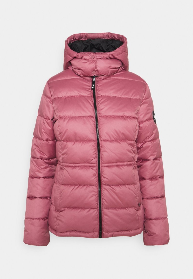 Chaqueta de plumas rosa con capucha, que presenta un zipper negro y un patrón de acolchado horizontal. Textura suave y puños elásticos para mayor calidez.