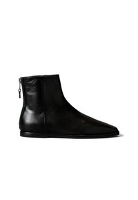 Stivaletti alla caviglia in pelle nera con punta affilata, cerniera laterale, texture liscia e suola piatta, con dettagli di cuciture minime.