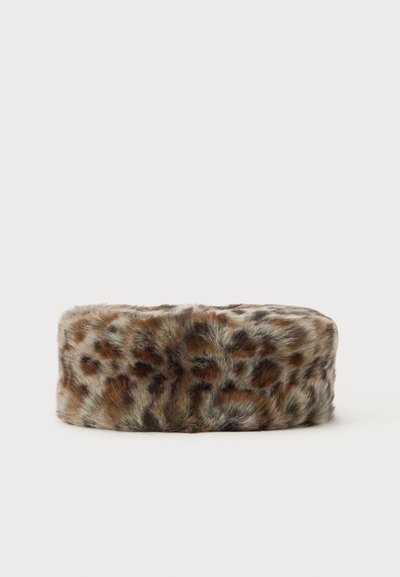 Bandeau rond en fausse fourrure avec un motif léopard marron et noir sur un fond clair.
