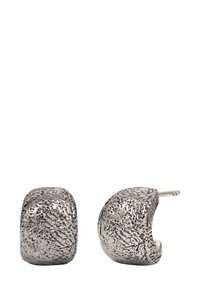 Silverfärgade metalörhängen med en texturerad, oregelbunden kubform och en pin-fästanordning. Ytan har ett mönster av fina linjer och spår.