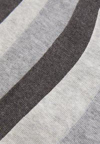 Gestrickter Stoff in Grau und Schwarz mit unterschiedlichen Texturen und Breiten, der ein weiches und leicht meliertes Aussehen hat.