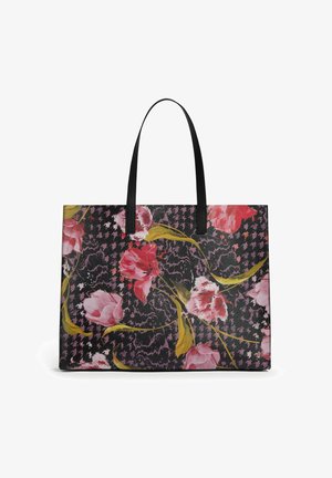 Bolsa de mano con un diseño floral negro que presenta tulipanes rosas, acentos verdes y un patrón de pata de gallo. Asas negras; forma rectangular.