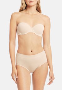 Rintatuki ilman olkaimia, jossa on sileät, muotoillut kupit ja saumatonta muotoilua. Yhdistetty samanlaisten korkeavyötäröisten alushousujen kanssa. Molemmat on valmistettu pehmeästä kankaasta.