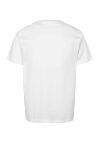 Bílý krátký rukáv tričko vyrobené z bavlny. Klasický design s kulatým výstřihem. Hladká textura s volným střihem, bez viditelných log nebo vzorů.