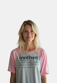 Camicia corta a maniche corte grigia e rosa con testo definizione di "madre:" in nero. Tessuto morbido, vestibilità rilassata, esposta su un modello.