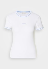 Witte katoenen t-shirt met lichtblauwe geribde halslijn en mouwboordjes. Heeft het Calvin Klein-logo in lichtblauw op de borst.