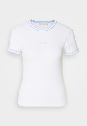 Balta kokvilnas T-kreklu ar gaiši zilu ribotu apkakli un piedurkņu malām. Uz krūšu daļas ir Calvin Klein logo gaiši zilā krāsā.