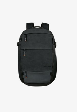 Sac à dos noir avec une surface lisse et texturée, comportant deux compartiments zippés, des bretelles ajustables et un accent orange sur les zips.