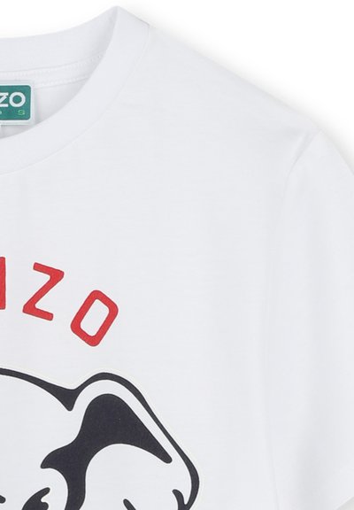 T-shirt en coton blanc avec un graphique audacieux de chien noir et le texte rouge "Kenzo" sur le devant. Design classique à col rond.