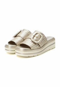 Geweven metallic gouden sandaal-slippers met een brede band, grote gespdetails en een dikke witte zool met een textuurafwerking.