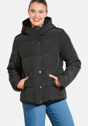 Zwarte gewatteerde jas met capuchon, voorzien van een gelamineerd ontwerp, zilveren drukknoopsluitingen en zijzakken. Gladde, waterafstotende stof.
