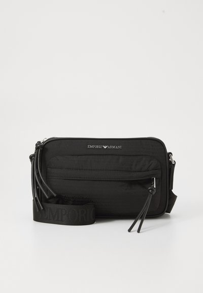 Crna najlon crossbody torba s uzorcima u reljefu, prednjim džepom na zatvarač i podesivim remenom s brendingom "Emporio Armani".