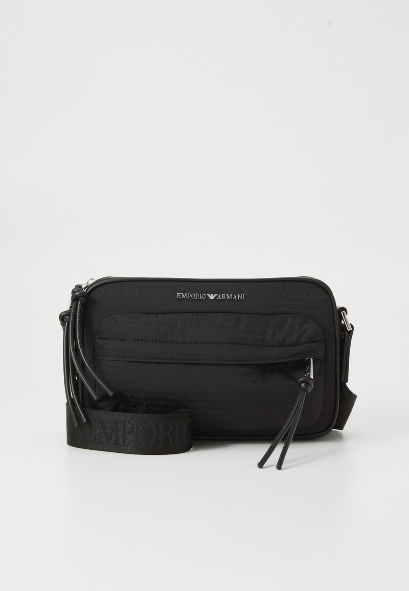 Geantă neagră din nylon tip crossbody cu model logo embosat, buzunar frontal cu fermoar și curea ajustabilă cu branding "Emporio Armani".