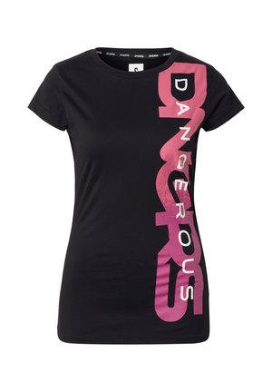 Sort kortærmet tætsiddende t-shirt med stor lyserød lodret "DANGEROUS" tekst trykt på højre side.
