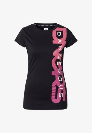 Czarny, dopasowany t-shirt z krótkim rękawem, z dużym różowym pionowym napisem "DANGEROUS" nadrukowanym po prawej stronie.