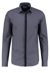 Camicia a maniche lunghe da uomo grigio scuro con un pannello verticale nero a contrasto, colletto classico, tessuto liscia e dettaglio logo sottile.