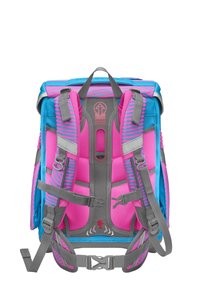 Rugtas met een blauw en roze kleurenschema, gevoerde banden, reflecterende accenten en een gestructureerde oppervlakte met gestreepte patronen.