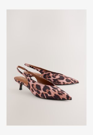 Rozā un melnu leoparda raksta ar šauru purngalu aizvērtas papēžu kurpes ar zemu, slaidu papēdi, novietotas blakus uz gaiša fona.