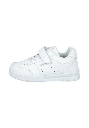 Zapatilla blanca para niños con cordones y una correa de velcro, detalles perforados en los laterales y una suela gruesa de goma, mostrada desde el lado izquierdo.