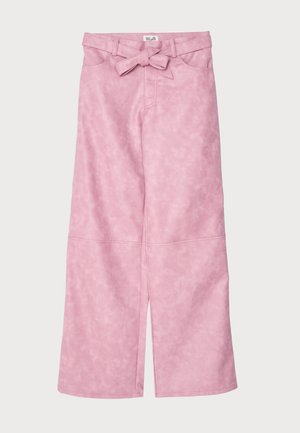 Pantalons roses à jambes larges avec une finition lisse et texturée. Dotés d'une taille ceinturée et de fentes à l'ourlet.