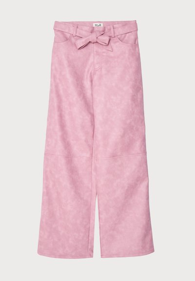 Roza široke hlače z gladko teksturo. Imajo pas z zaponko in sprednje razpoke na robu.