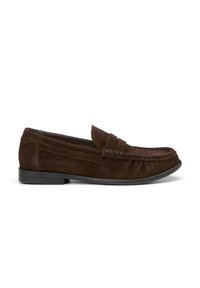 Brauner Wildleder-Loafer mit abgerundeter Zehenpartie, gesteppten Details und einer flachen Gummisohle. Mit einem dekorativen Riemen über dem Blatt.