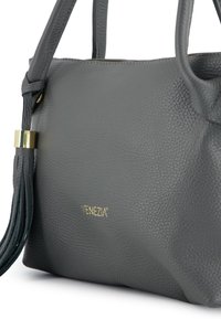 Graue Lederhandtasche mit genoppter Textur, goldenen Hardware-Akzenten und doppelt angenähten Trägern. Auf der Vorderseite befindet sich ein dezentes Markenlogo.