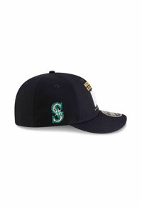 Marineblaues Baseballcap mit gebogenem Schild, vorderer Text "Northwest Proud" und gesticktem grünen Logo an der Seite. Aus Baumwolle, strukturierte Ausführung.