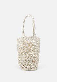 Sac en toile blanc avec des poignées tressées, présentant un design à mailles ouvertes et une petite étiquette de marque sur le côté.