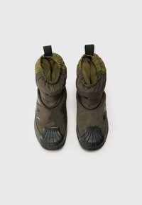 Botas impermeáveis em castanho e verde com biqueira de borracha, punho elástico e detalhes laterais; tecido texturizado que oferece isolamento e durabilidade.