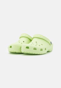 Crocs CLASSIC UNISEX - Mulas - celery