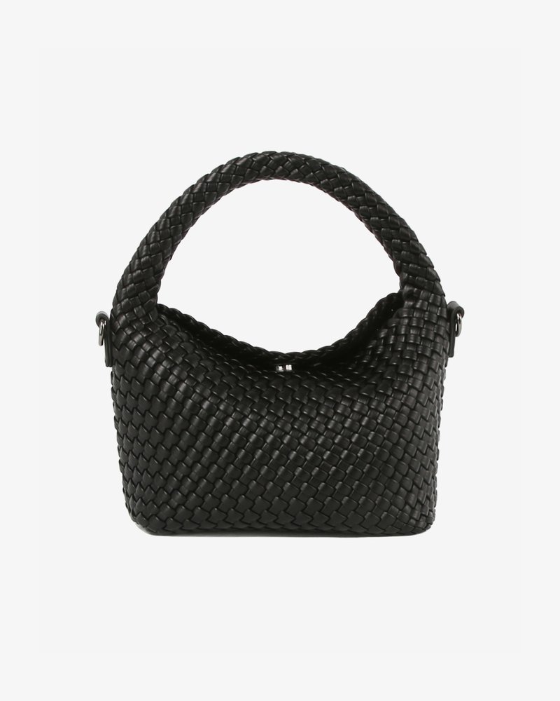 Bolso de mano negro tejido con una forma estructurada, presenta un asa curva, superficie texturizada y sutiles detalles de costura. Sin herrajes visibles.