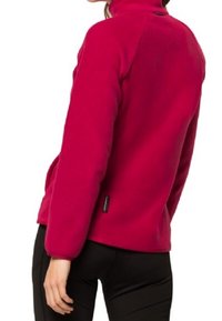 Červená fleecová bunda s vysokým límcem, měkkou texturou a černými akcenty. Má elegantní design a dlouhé rukávy.