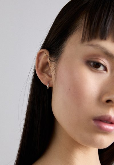 Maria Black SPAETI HUGGIE - Vienas auskaras - silver-coloured