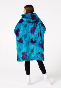 Nadrozmerná modrá mikina prikrývka s fialovými akcentmi; mäkká, textúrovaná látka s kapucňou a otvoreným predným dizajnom, zakrývajúca telo od ramien dole.