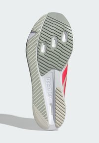 Podešev boty s texturovaným gumovým povrchem, v šedobílé barevné kombinaci, se třemi kruhovými průřezy a vyraženým logem "ADIZERO".