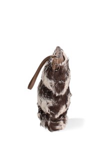 Borsa a polso in pelliccia artificiale marrone e crema con una tracolla in pelle liscia e hardware in argento, dotata di chiusura con zip nella parte superiore.