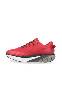 Bottine de sport rouge avec une tige en maille texturée, des lacets noirs, une semelle intermédiaire blanche rembourrée et une semelle extérieure en caoutchouc grise.
