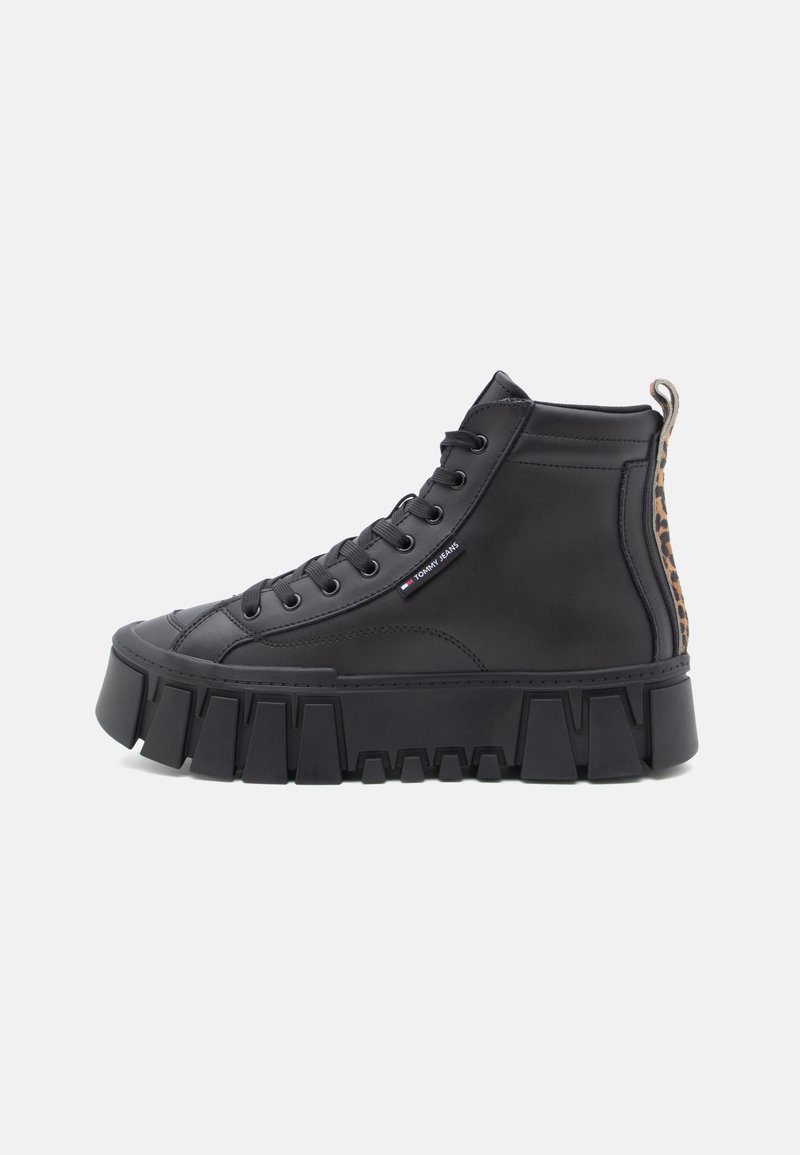 Sneakers negre cu guler înalt, realizate din piele, cu o talpă de cauciuc masivă și accente cu imprimeu leopar pe spate, având un design cu șireturi prin găuri.