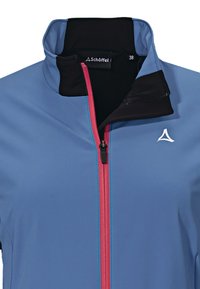 Chaqueta softshell de color azul claro con cuello negro, cremallera rosa y costuras de acento azules. Presenta un logo en el pecho. Tamaño 38.
