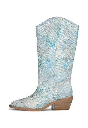 Hellblauer und weißer Western-Cowboystiefel mit strukturiertem Schlangenledermuster, dekorativer Naht, spitzer Spitze und gestapeltem Holzabsatz.
