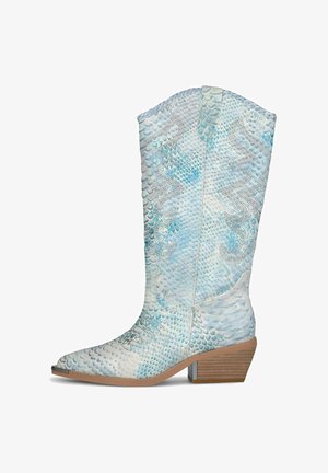 Hellblauer und weißer Western-Cowboystiefel mit strukturiertem Schlangenledermuster, dekorativer Naht, spitzer Spitze und gestapeltem Holzabsatz.