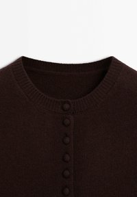 Ciemnobrązowy dzianinowy kardigan z okrągłym dekoltem, teksturowanym materiałem oraz rzędem pięciu ozdobnych guzików z przodu.