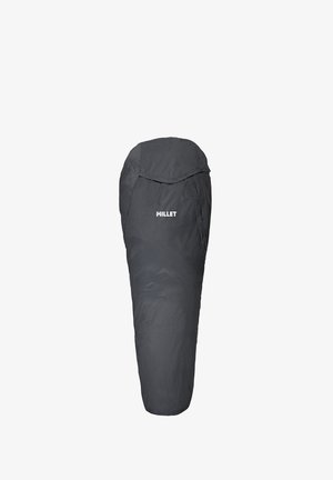 Dunkelgrauer Mumien-Schlafsack mit Kapuze und dem zentralen "MILLET"-Logo auf der Vorderseite vor weißem Hintergrund.
